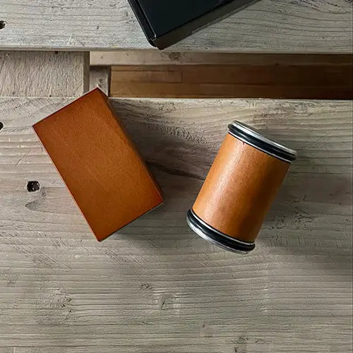 Aiguiseur de couteaux magnétique avec support bois, posé sur une table en bois clair