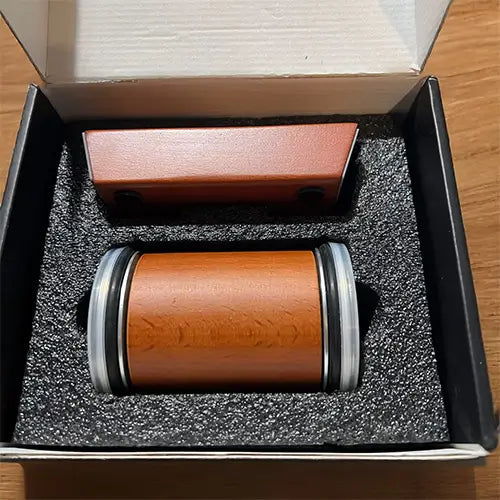 Contenu de la boîte de l’aiguiseur de couteaux magnétique avec grip antidérapant et design bois